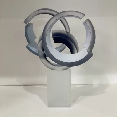 Mezi kruhy - broušená skleněná lepená plastika mat